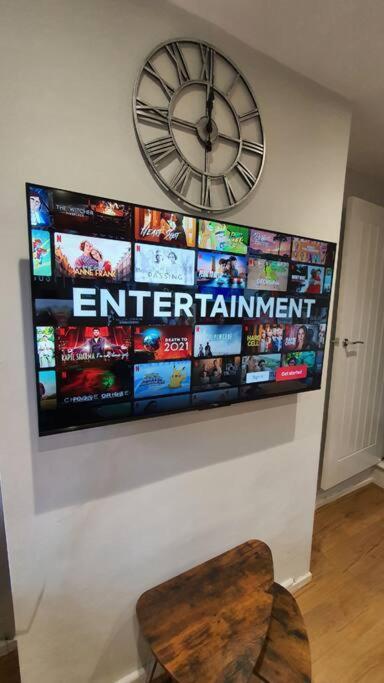 Contractors-city Centre-parking-sleeps 9 -smart Tv, 2 Bathrooms! Holiday home *